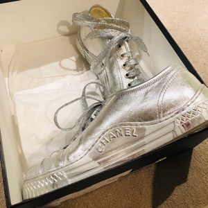 CHANEL SNEAKERS ! Silver metallic low tops ! Sz 41
